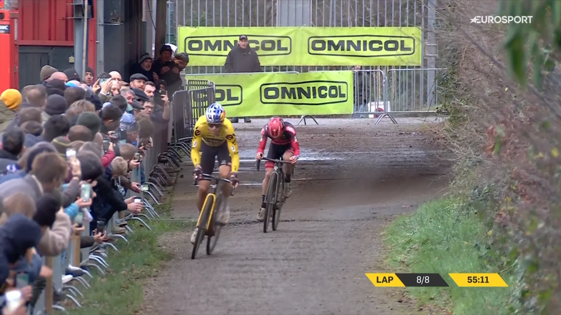 Van Aert wacht lang met aanvallen, maar verslaat Iserbyt na boeiend duel alsnog in Heusden-Zolder