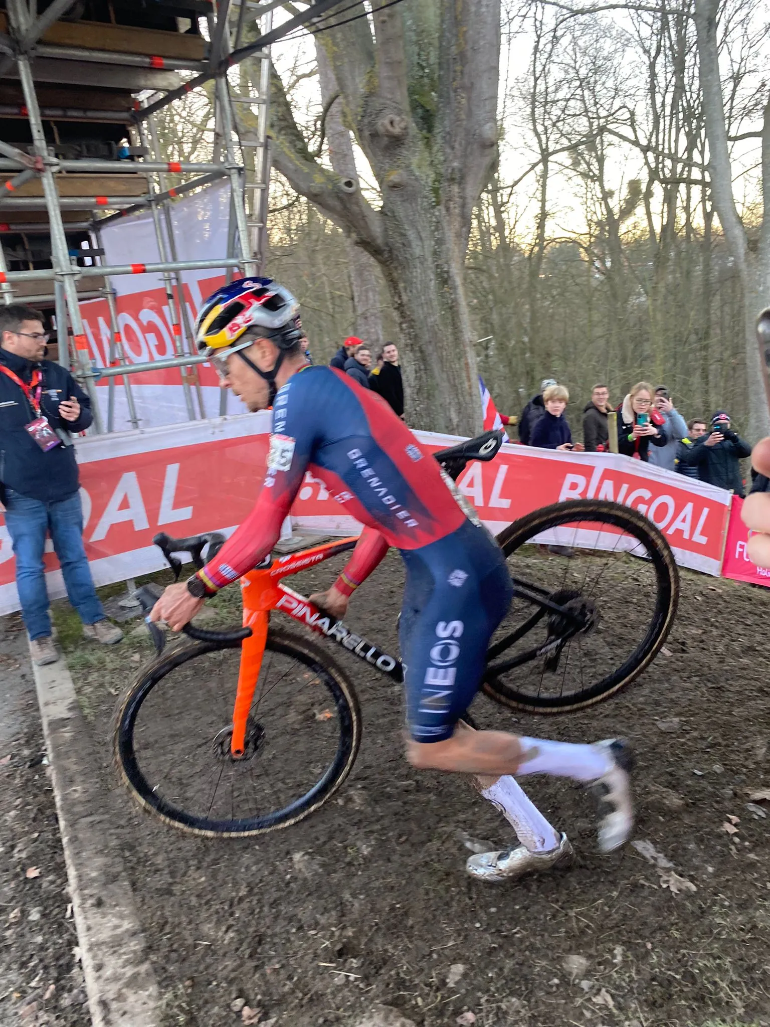 Pidcock speelt bij eerste krachtmeting 'Grote Drie' geen rol van betekenis: 'Hele week niet getraind'