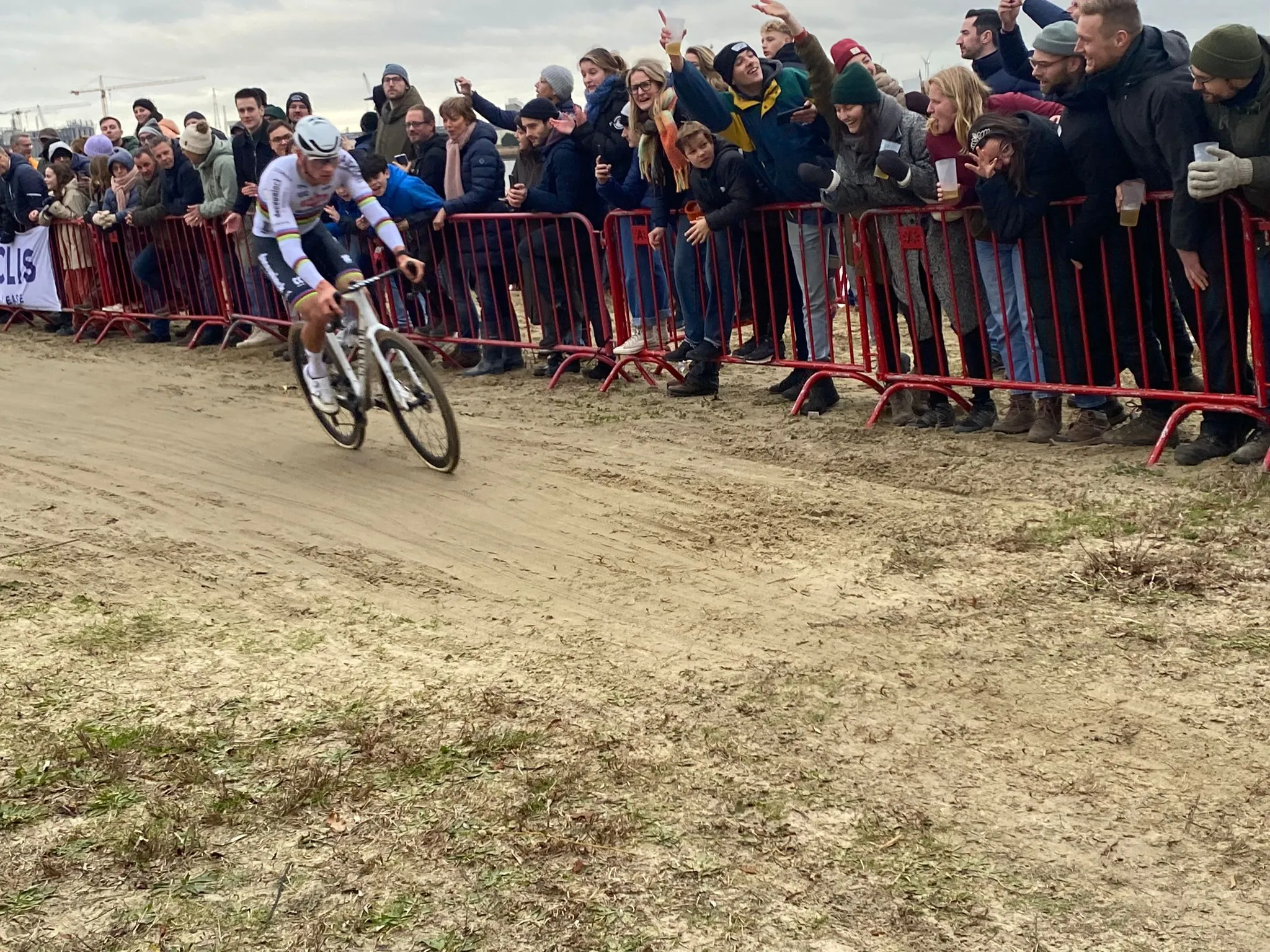 Ploegleider Alpecin-Deceuninck ziet twee redenen van 'beste Van der Poel in het veld ooit'