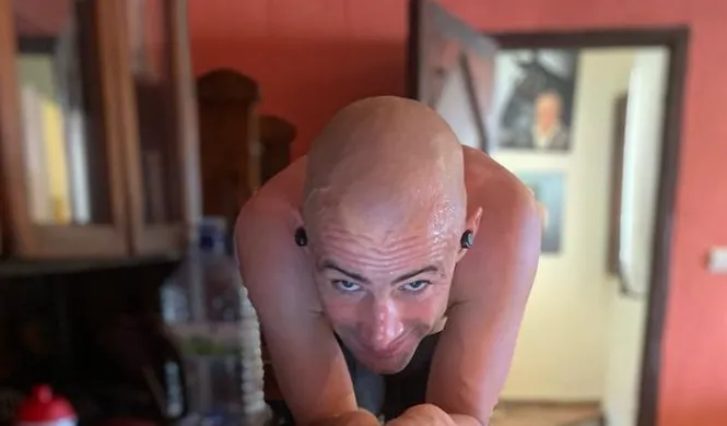 📸 Campenaerts zegt gestopte collega Van Emden vaarwel in geheel eigen stijl; inclusief 'vleesklak'