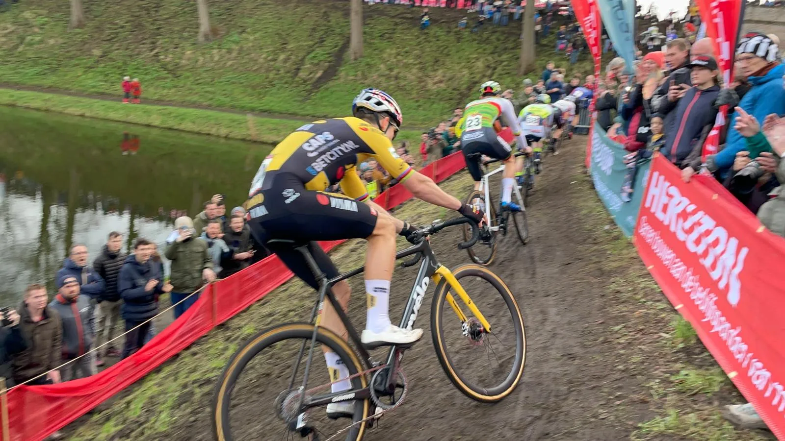 Van Aert over boegeroep richting Van der Poel: 'Moet iets gebeurd zijn, Mathieu kan zich normaal goed beheersen'