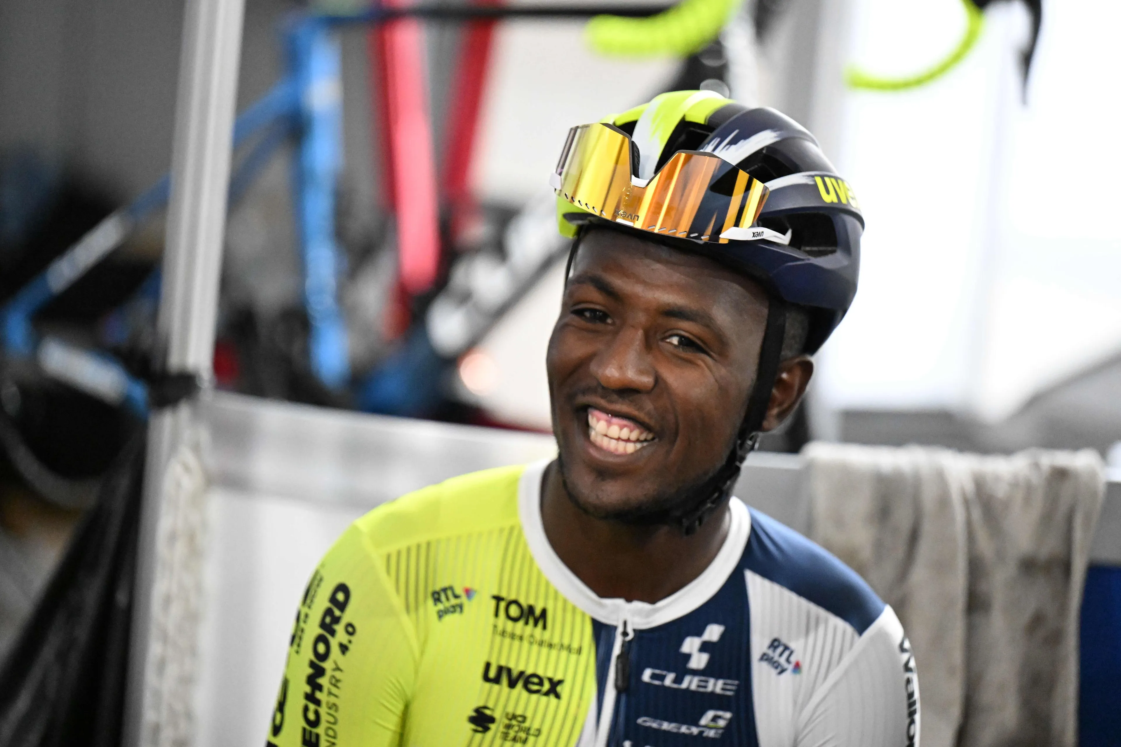 Biniam Girmay heeft zijn leergeld betaald: 'Dat Pogacar niet meedoet? Heel het peloton gaat er blij mee zijn'