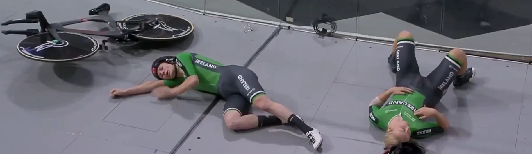 🎥 Een ongeluk zit in een klein hoekje: Ierse ploegenachtervolging loopt na de finish volledig in soep