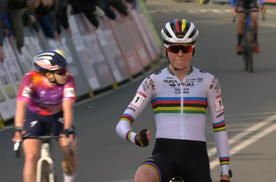Van Empel haalt met sprint-tactiek van Van der Poel haar zeventiende (!) binnen: 'Vas wereldkampioen op de weg'