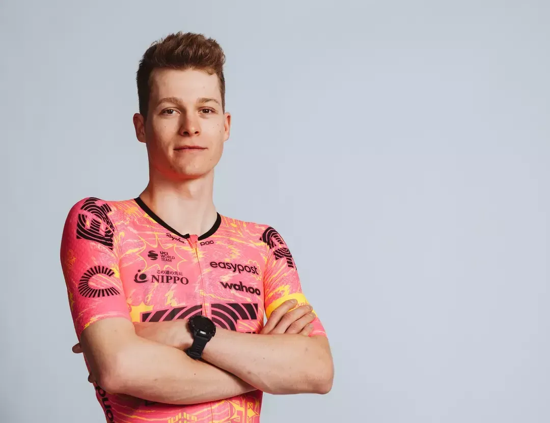 🎥 Grote crash UAE Tour eist nog een slachtoffer: Steinhauser stapt met hersenschudding uit koers