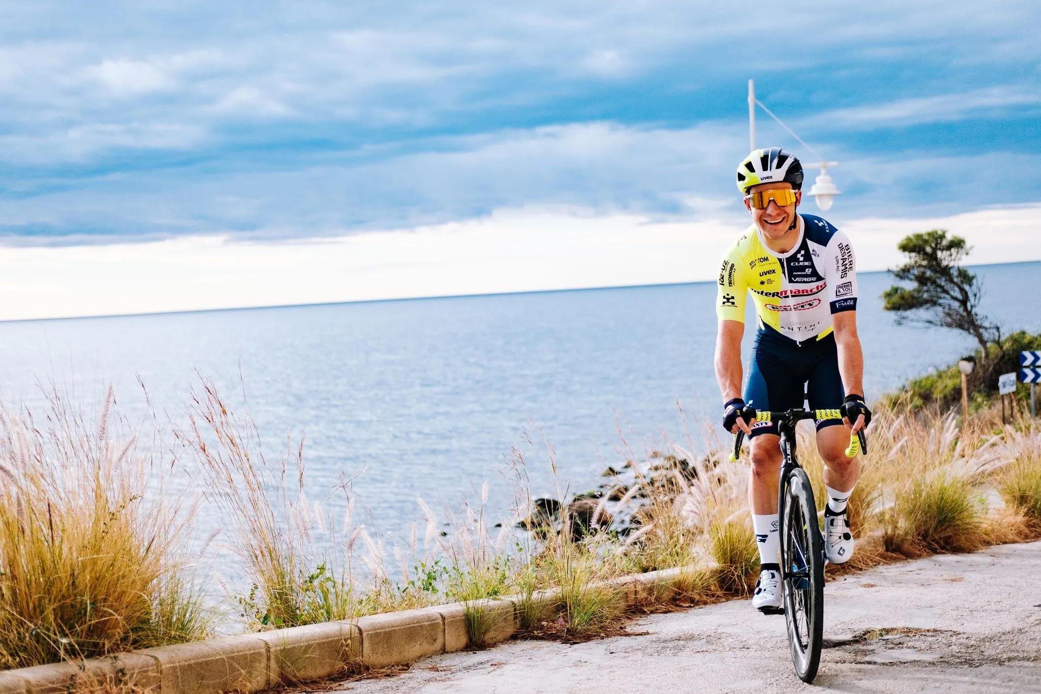 Thijssen klopt Van den Berg in openingsrit Ronde van de Algarve, Van Aert sprint niet mee