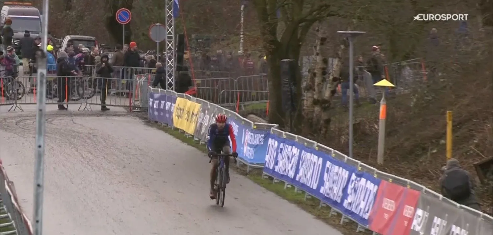 Nieuwenhuis voert onemanshow op en wint NK met ruime voorsprong op ploegmaats