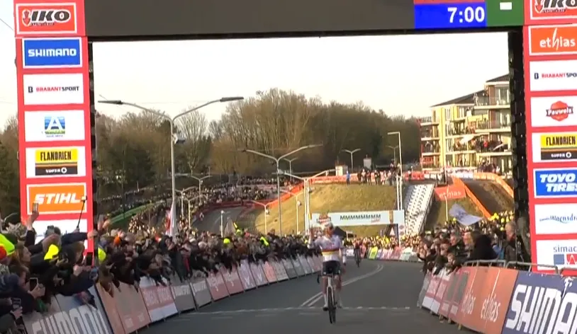 Thibau Nys maakt indruk, maar Van der Poel wint uiteráárd met flitsende versnelling in Hoogerheide