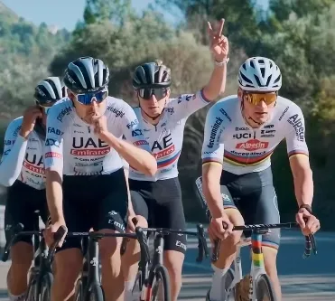 📸 Kijk wie we daar hebben! Van der Poel en Pogacar trainen samen aan de Spaanse kust