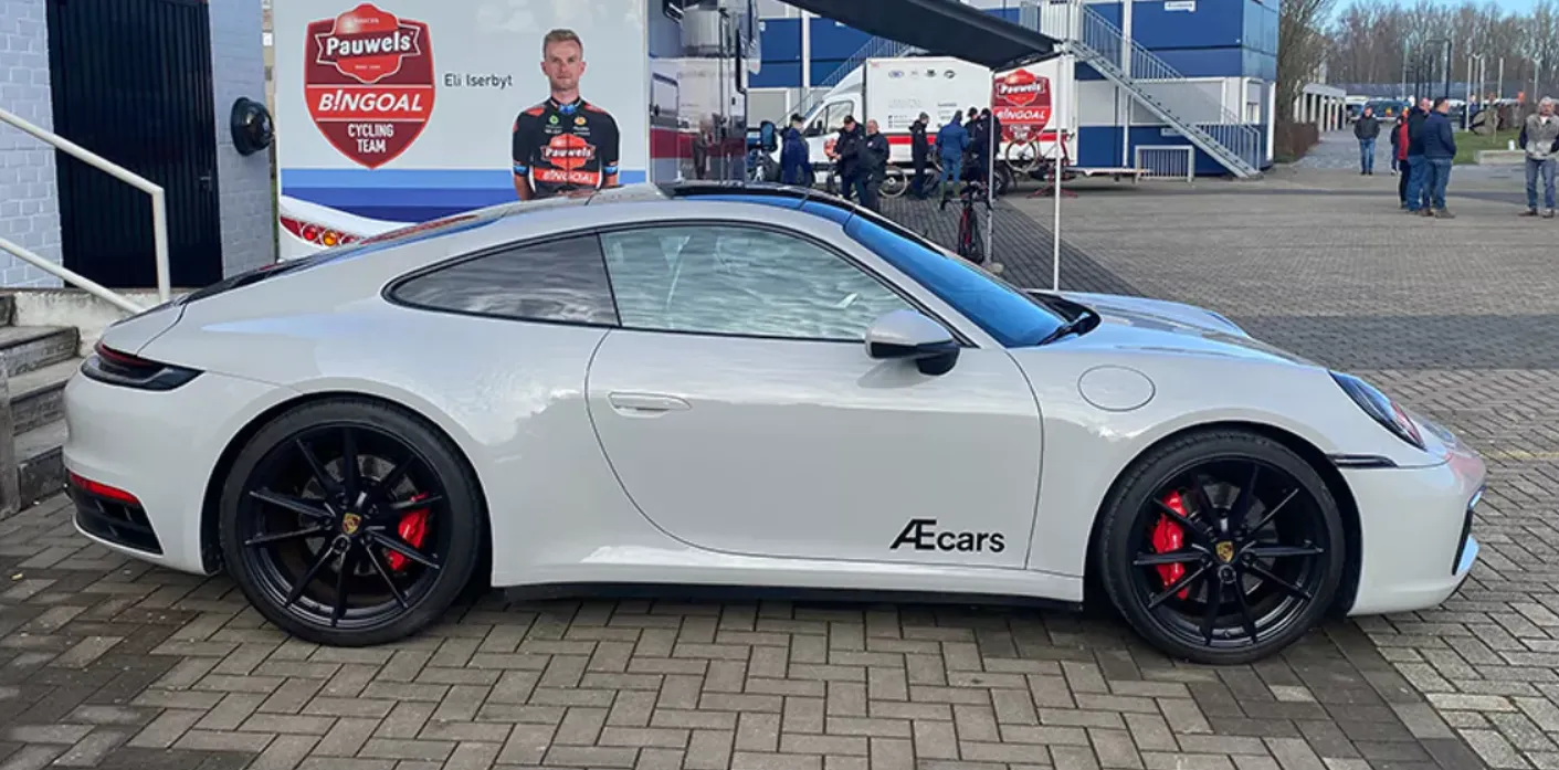 📸 Na Pidcock arriveert ook Iserbyt in blitse Porsche en dat kan Van der Poel waarderen: 'Een erg leuke trend'