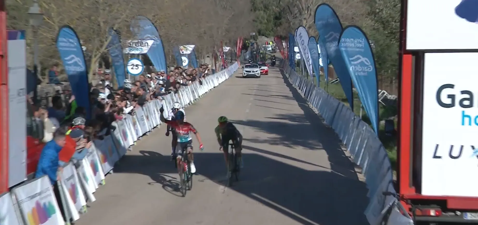 Van Eetvelt verslaat McNulty en Vlasov in de sprint in Trofeo Serra de Tramuntana en veegt nul weg voor Lotto-Dstny