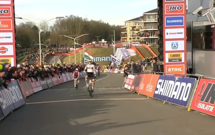 Van Empel blaast Brand nog eens uit het wiel, maar vooral Vas is morele winnares in Hoogerheide