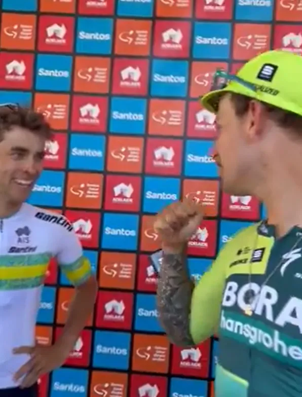 🎥 Welsford toont journalistieke skills, vindt Pogacar de allerbeste en deelt hoe bizar veel gewicht hij squat