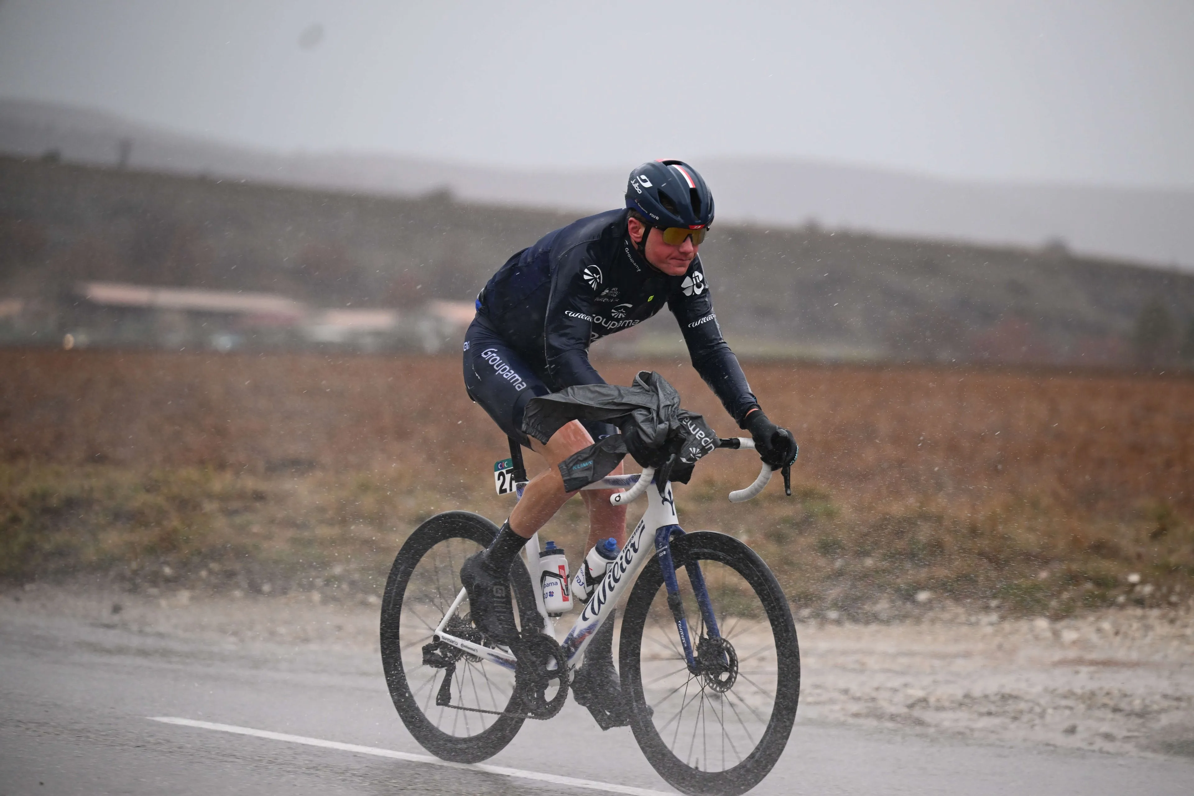Ronde van Oman valt (letterlijk) in het water: organisatie kort ook vierde etappe drastisch in