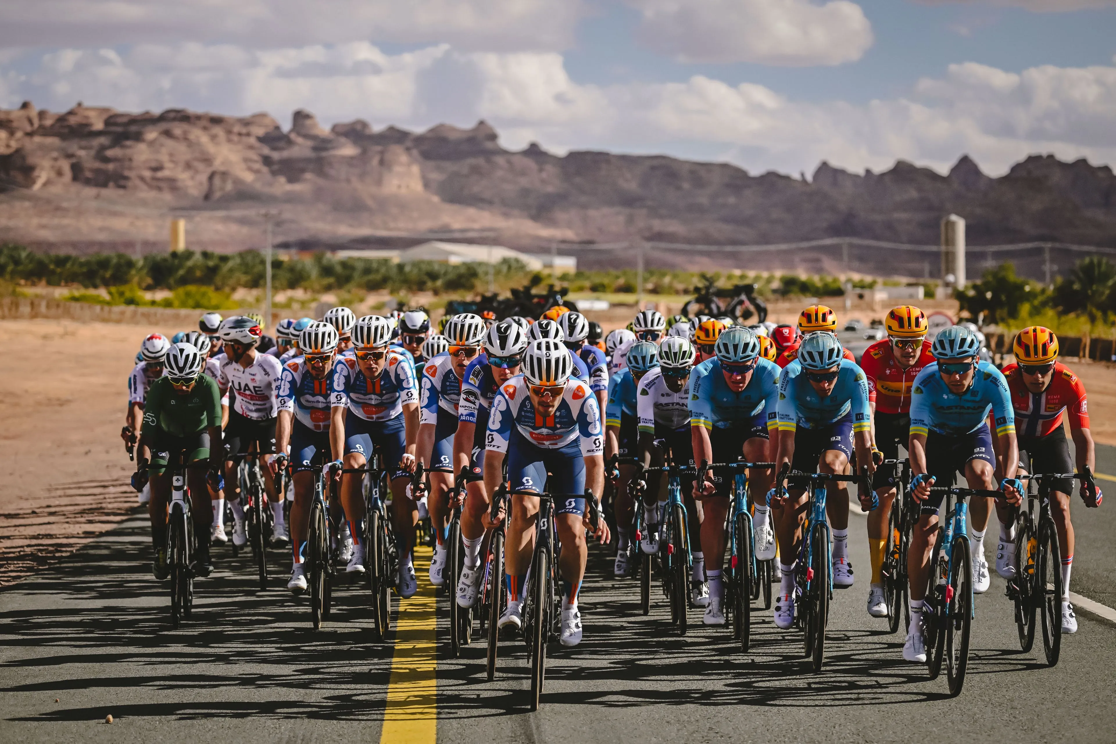 Uitslagen AlUla Tour 2024 | Simon Yates redt de meubelen voor Jayco-AlUla met dubbelslag op slotdag