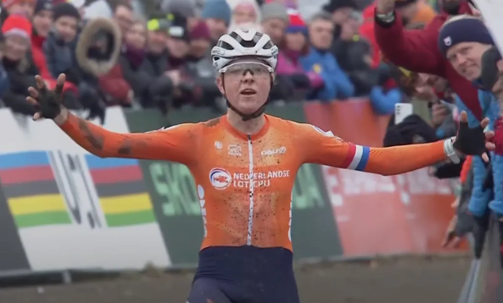 FEMnedering op het WK: Van Empel geeft Pieterse en Brand paar seconden hoop en rijdt ze dan op een hoop