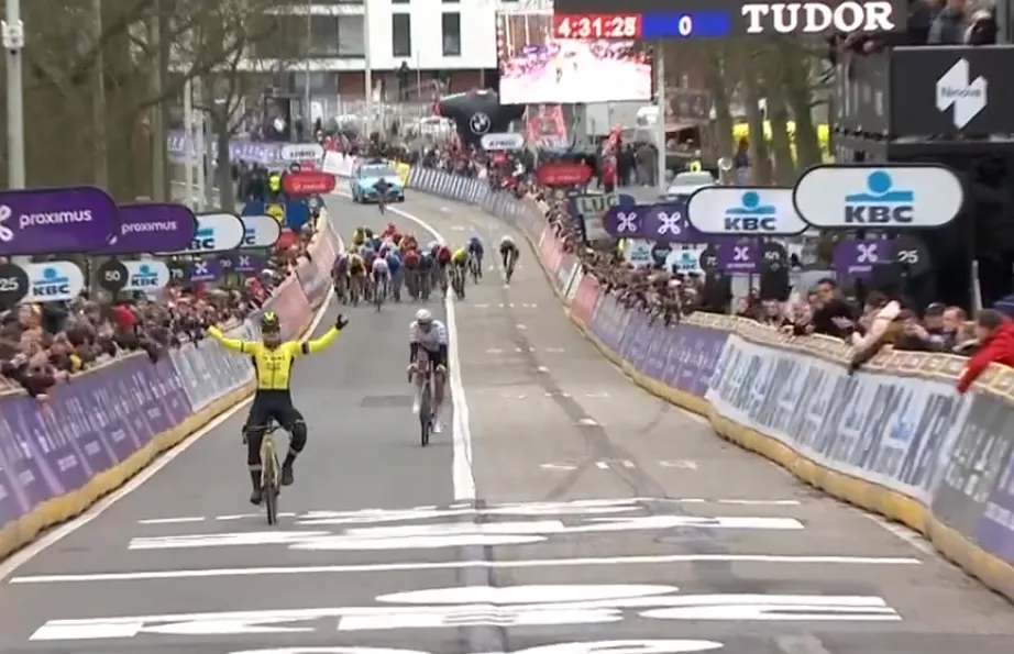 Visma | Lease a Bike vergooit overtal, maar wint Omloop alsnog dankzij Tratnik (en beulswerk Politt)