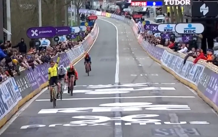 Lidl-Trek slaat Kopecky murw, maar Marianne Vos slaat met machtige sprint toe in Omloop Het Nieuwsblad