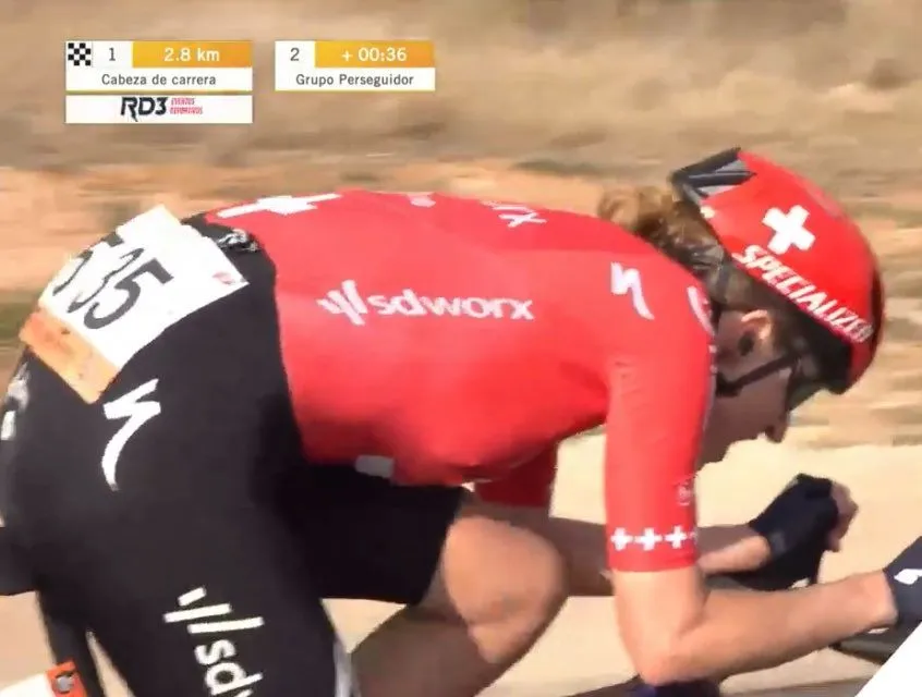 (Zwitsers) kruis op de rug, maar toch flikt Reusser het weer; Vos andermaal tweede in Valencia