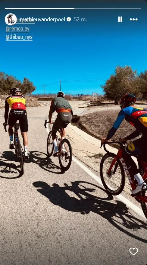 📸 Dít is nou echt een elite-groepje: Evenepoel, Van der Poel en Thibau Nys trainen samen aan Costa Blanca