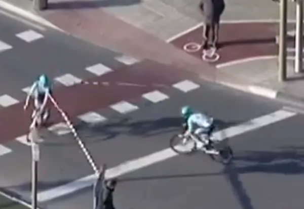 🎥 Ritwinnaar Tonelli rijdt in allerlaatste kilometer verkeerd in Valencia, maar mag toch winnen van ploegmaat