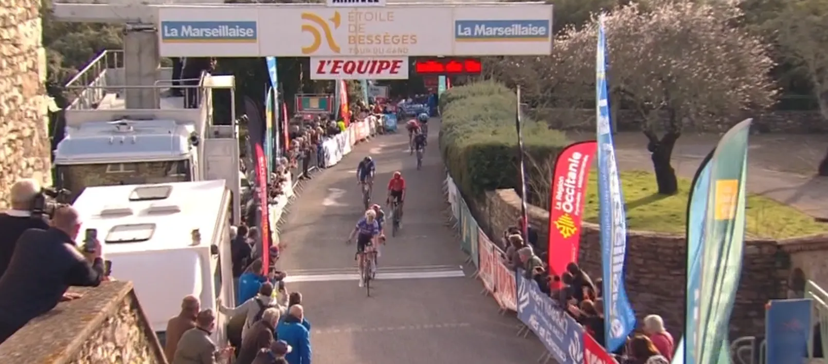 Axel Laurance wint voor eigen publiek openingsrit Ster van Bessèges na beklijvende sprint met Pedersen