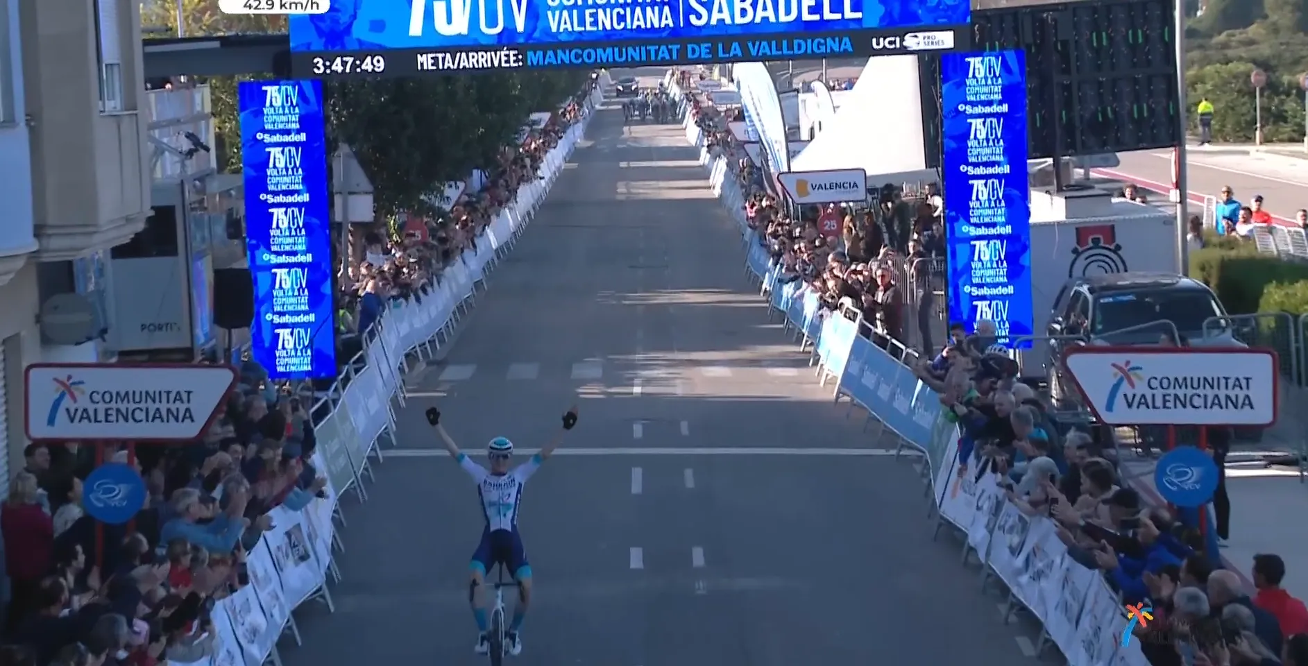 Tweede keer, goede keer voor Matej Mohoric in Ronde van Valencia: Sloveen wint tweede rit na meesterlijke afdaling