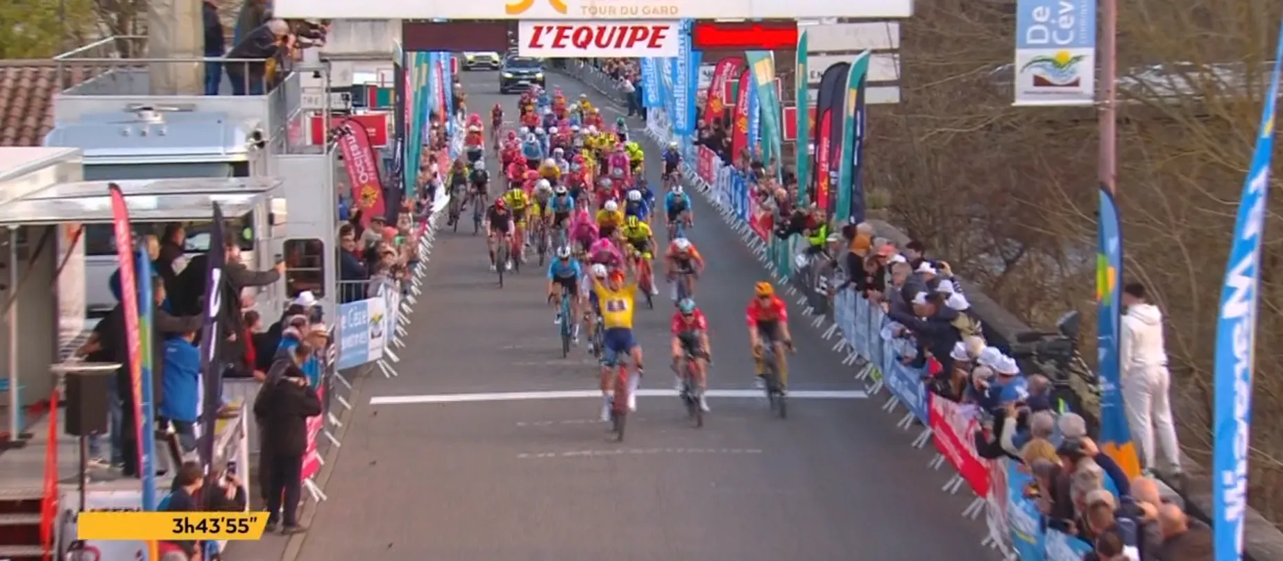 Mads Pedersen ramt iedereen uit zijn wiel in Ster van Bessèges en pakt eerste seizoenszege voor Milan Menten