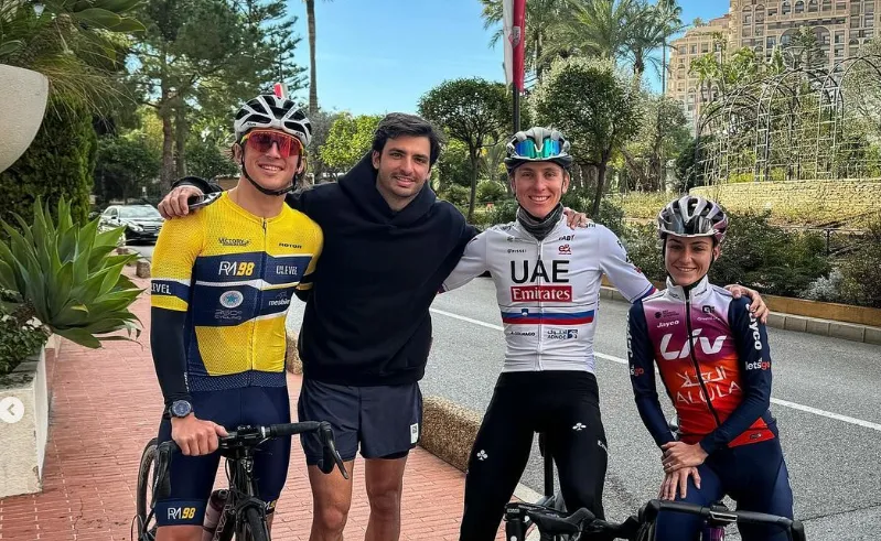 📸 Pogacar poseert met Formule 1-rijder Carlos Sainz, Pieterse maakt Ierse fans blij en krijgt badeend cadeau