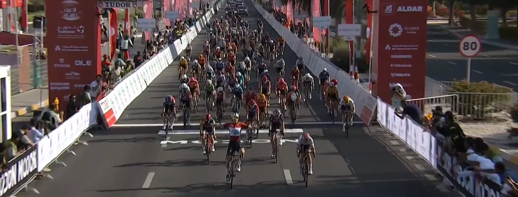 Lorena Wiebes voert bisnummertje op in UAE Tour na tweede perfecte lead-out van Kopecky