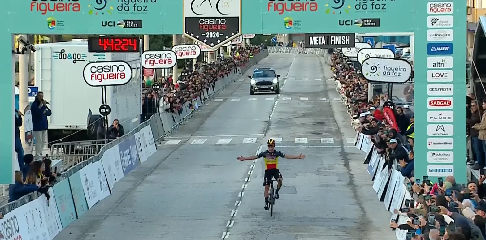 Wat een entree! Remco Evenepoel rondt in Figueira Champions Classic weergaloze solo van vijftig kilometer af
