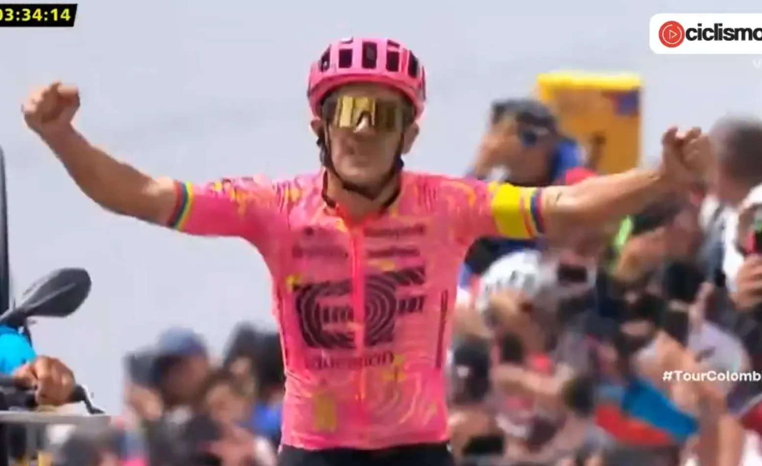 Richard Carapaz triomfeert solo op monsterklim van dertig (!) kilometer in Ronde van Colombia