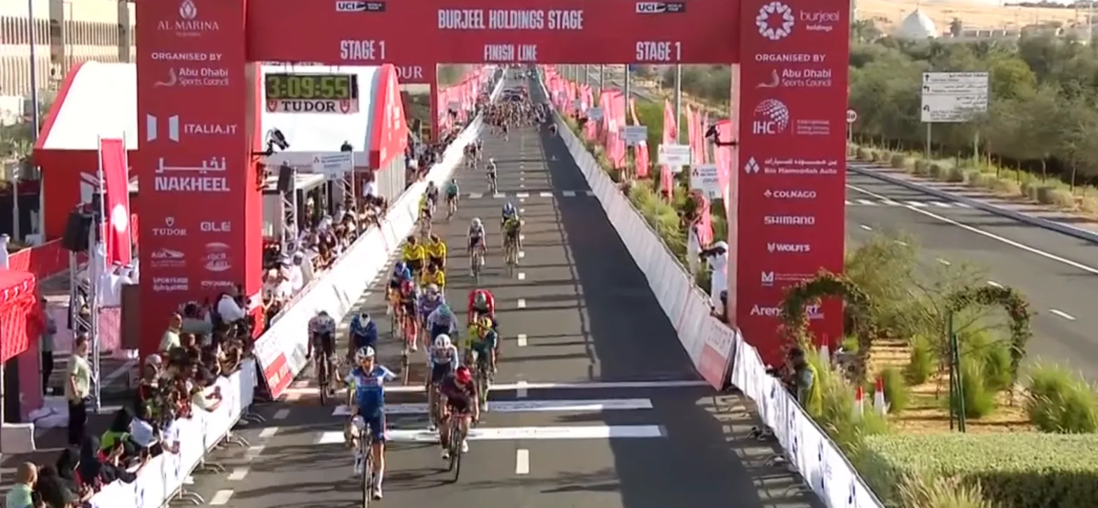 Merlier verschalkt De Kleijn in openingsetappe UAE Tour en is eerste sprintkeizer, waaierspektakel baart muisje