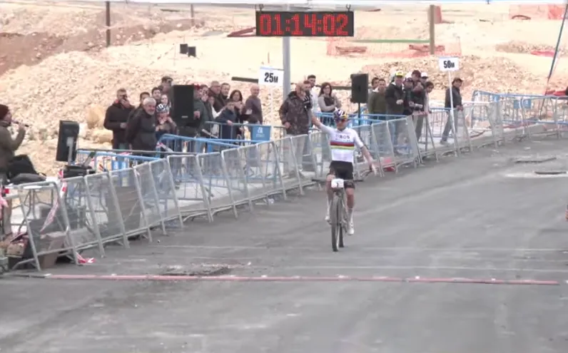 Pidcock blijft mountainbike-fenomeen met meteen weer winst in Spanje, INEOS juicht ook met Ferrand-Prévot