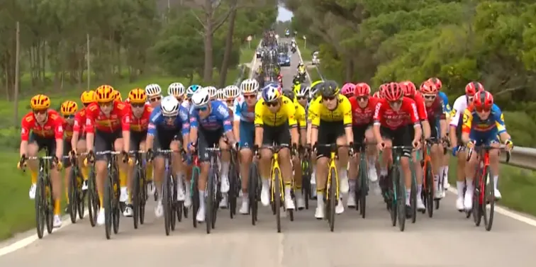 131e, maar toch: Wout van Aert hield peloton met zijn aanwezigheid mooi 15 kilometer rustig