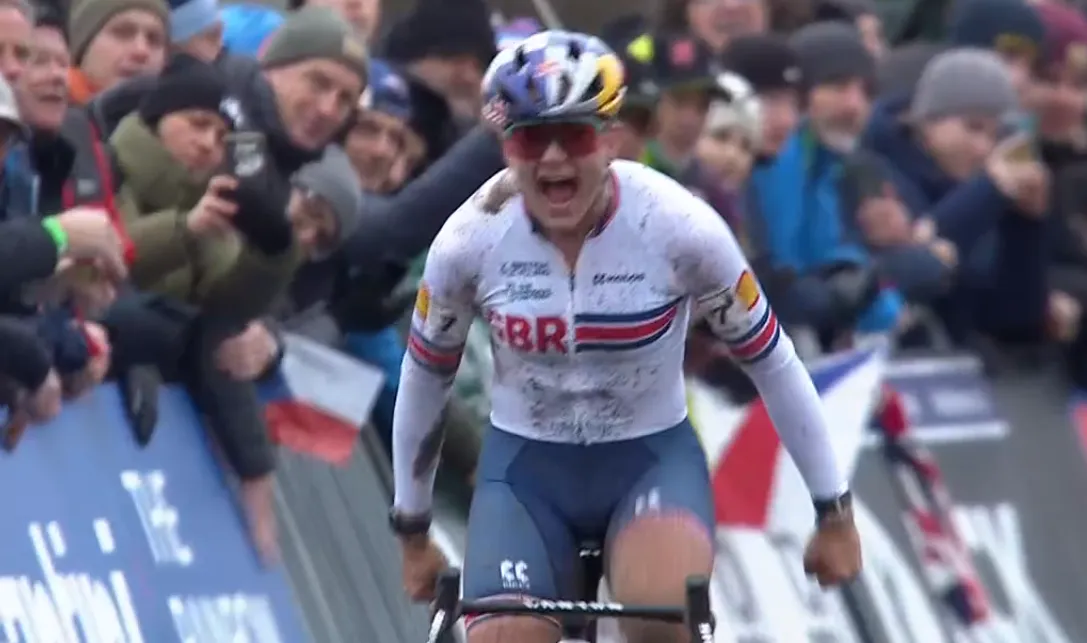 Wonderkind Backstedt wervelt naar beloftentitel op WK (met tijd die haar bij elites vlakbij podium had gebracht)