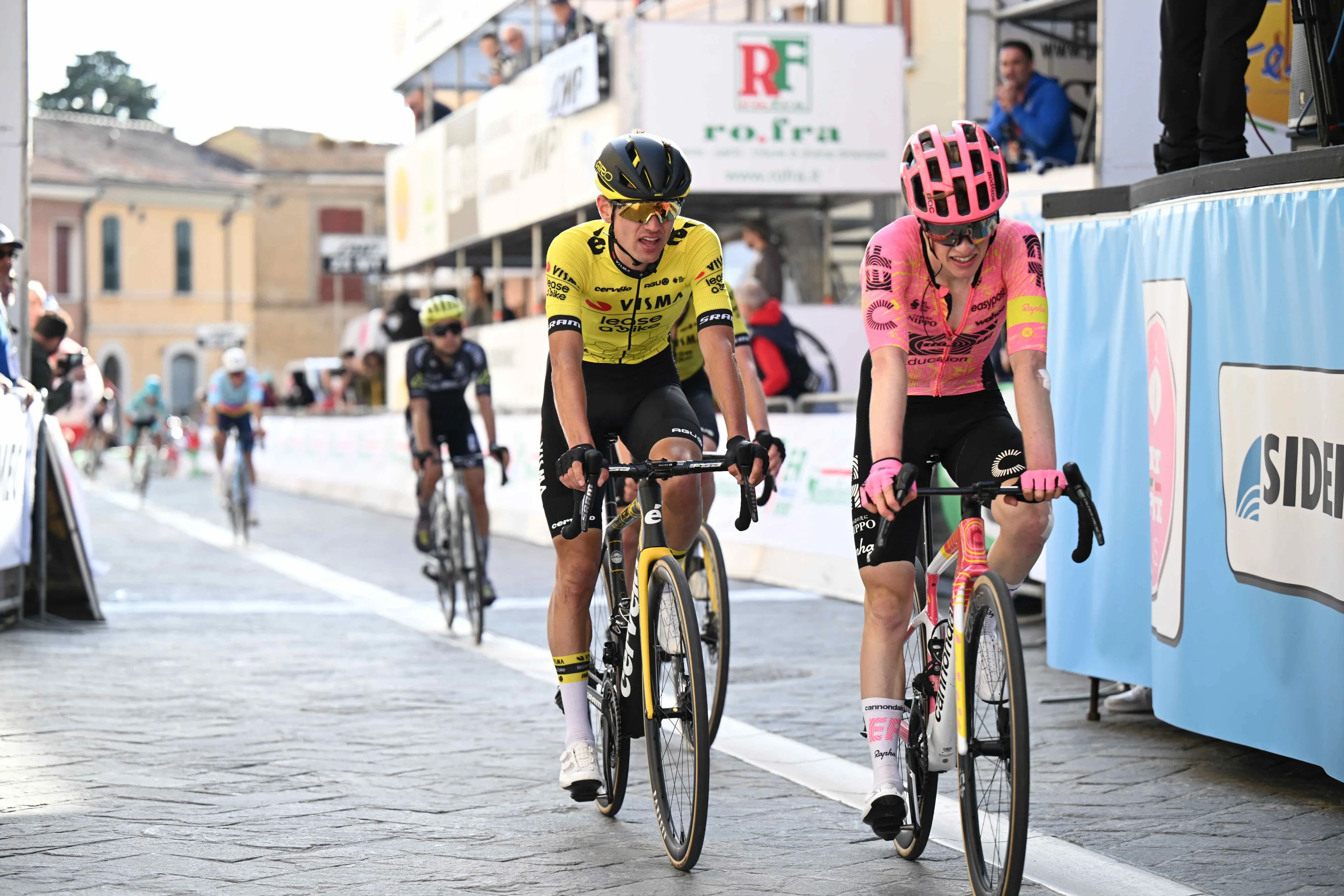 Bouwman en Vader rijgen dichte ereplaatsen aan elkaar in Coppi e Bartali: 'Willen zo hoog mogelijk eindigen'