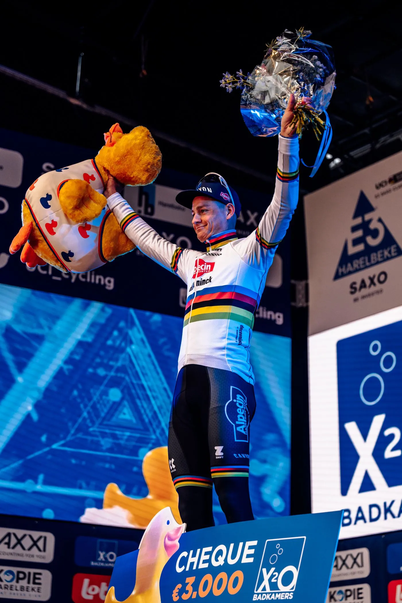 📸 Engeltje op zijn kalender: terwijl Van Aert hard viel, trainde Van der Poel alvast voor De Ronde