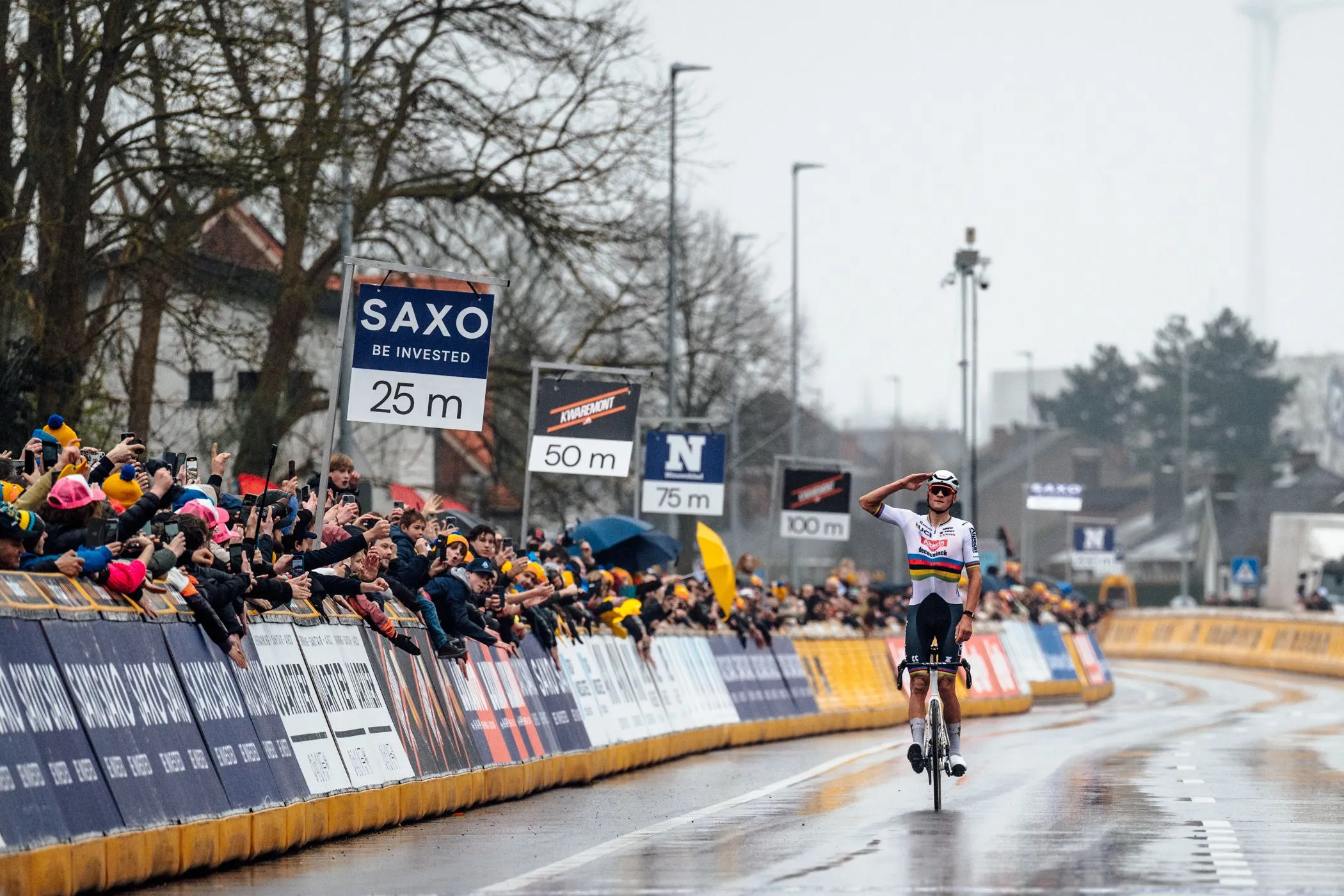 Van der Poel 1 - Van Aert 0: wereldkampioen wint na valpartij van Belg met fenomenale solo kletsnatte editie E3