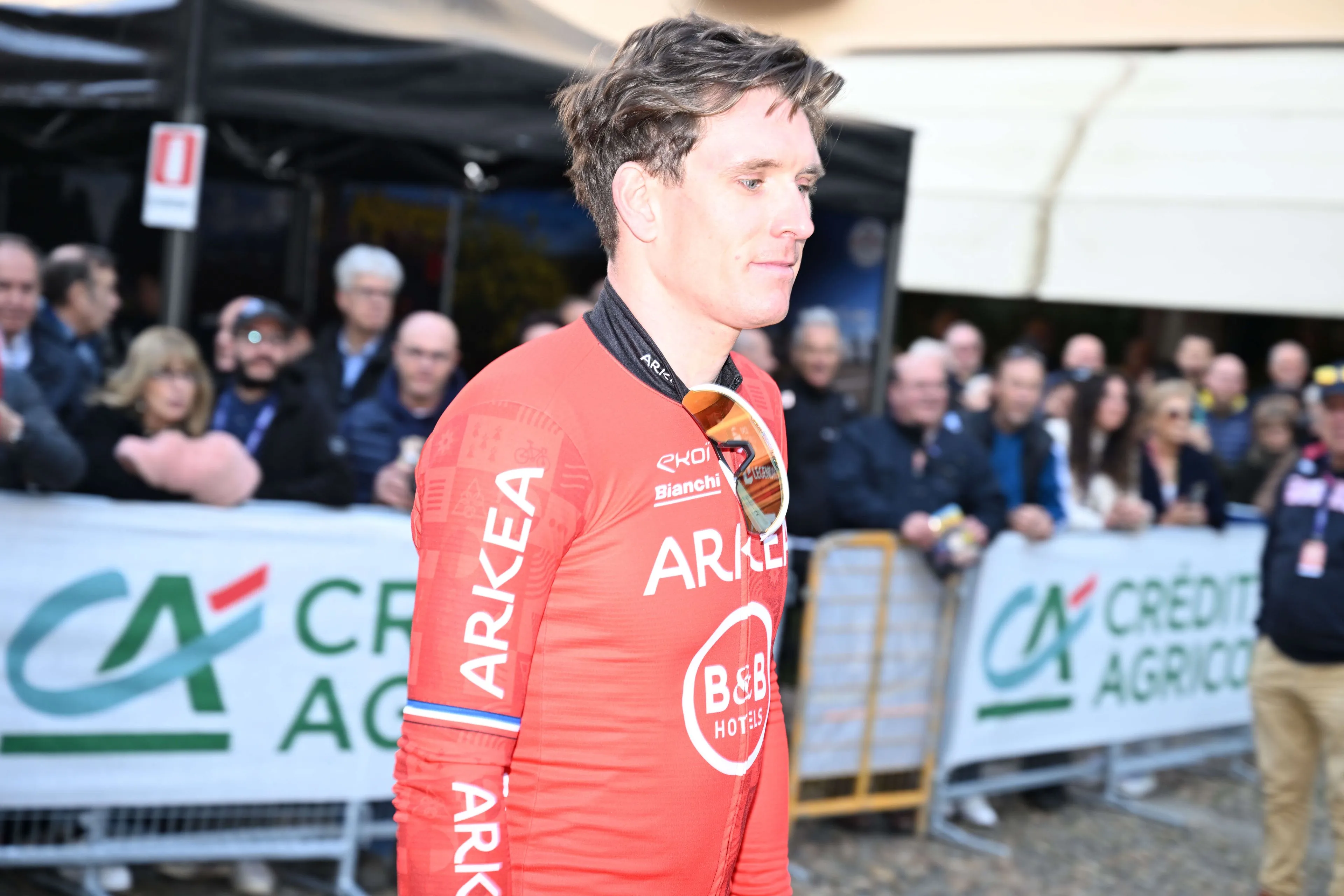 Démare valt hard bij rentree in Duinkerke, topfavorieten Sheehan en Asgreen verliezen veel tijd