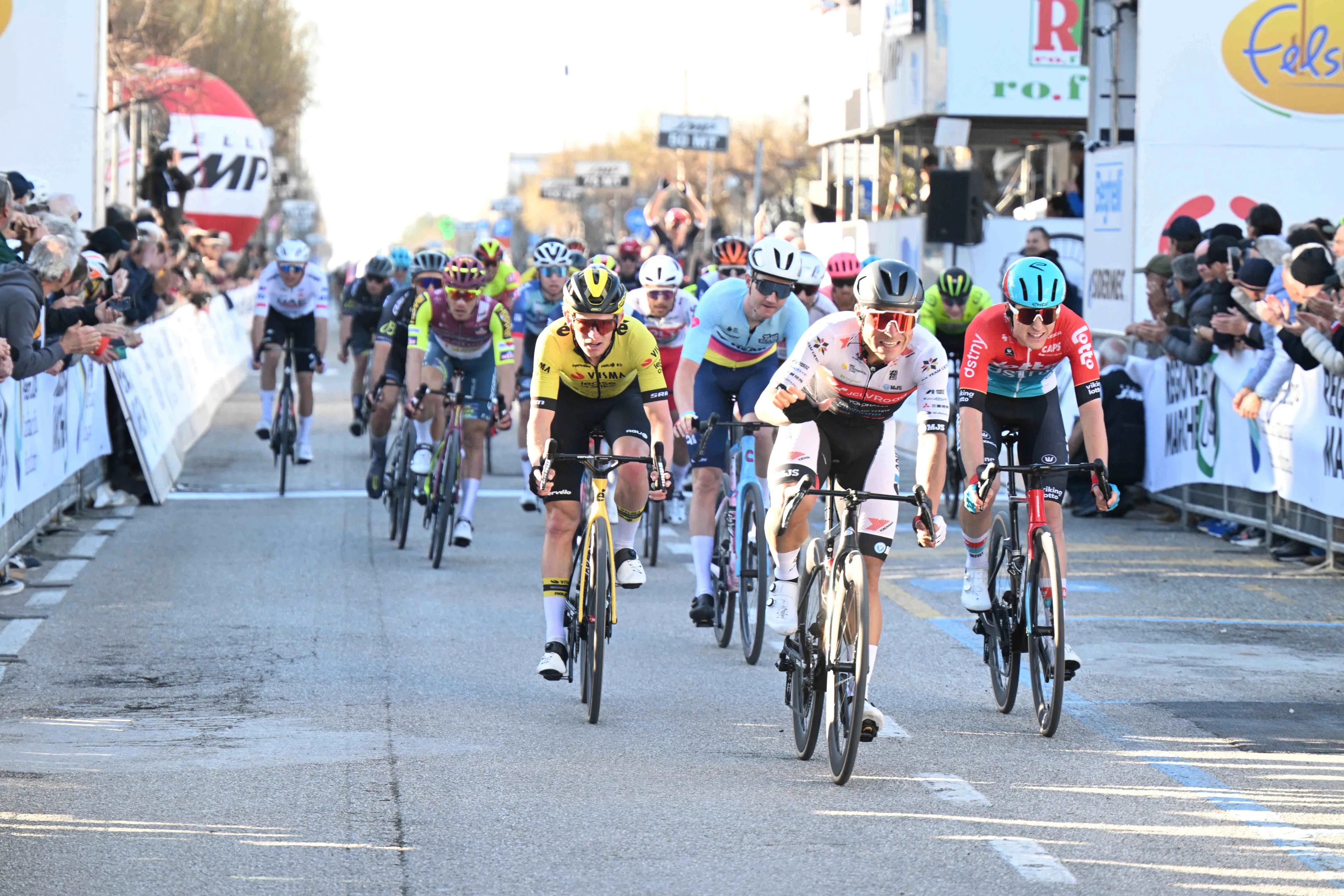 Koen Bouwman sprint naar plek vier in openingsetappe Coppi e Bartali: 'Iedereen vliegt er vol in'