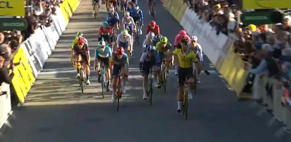 Evenepoel entertaint wederom, maar kan sprint niet voorkomen: Kooij klopt Pedersen en pakt z'n tweede in Parijs-Nice