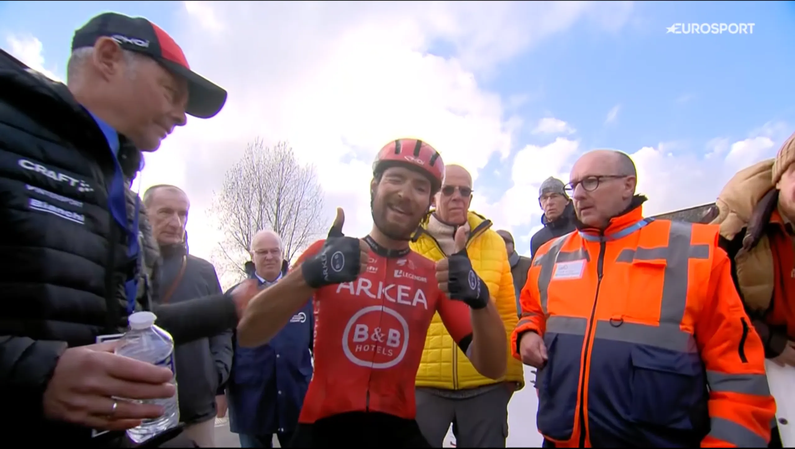 Mozzato juichend over de streep, ploeggenoot Amaury Capiot na harde val over finish geduwd door David Dekker