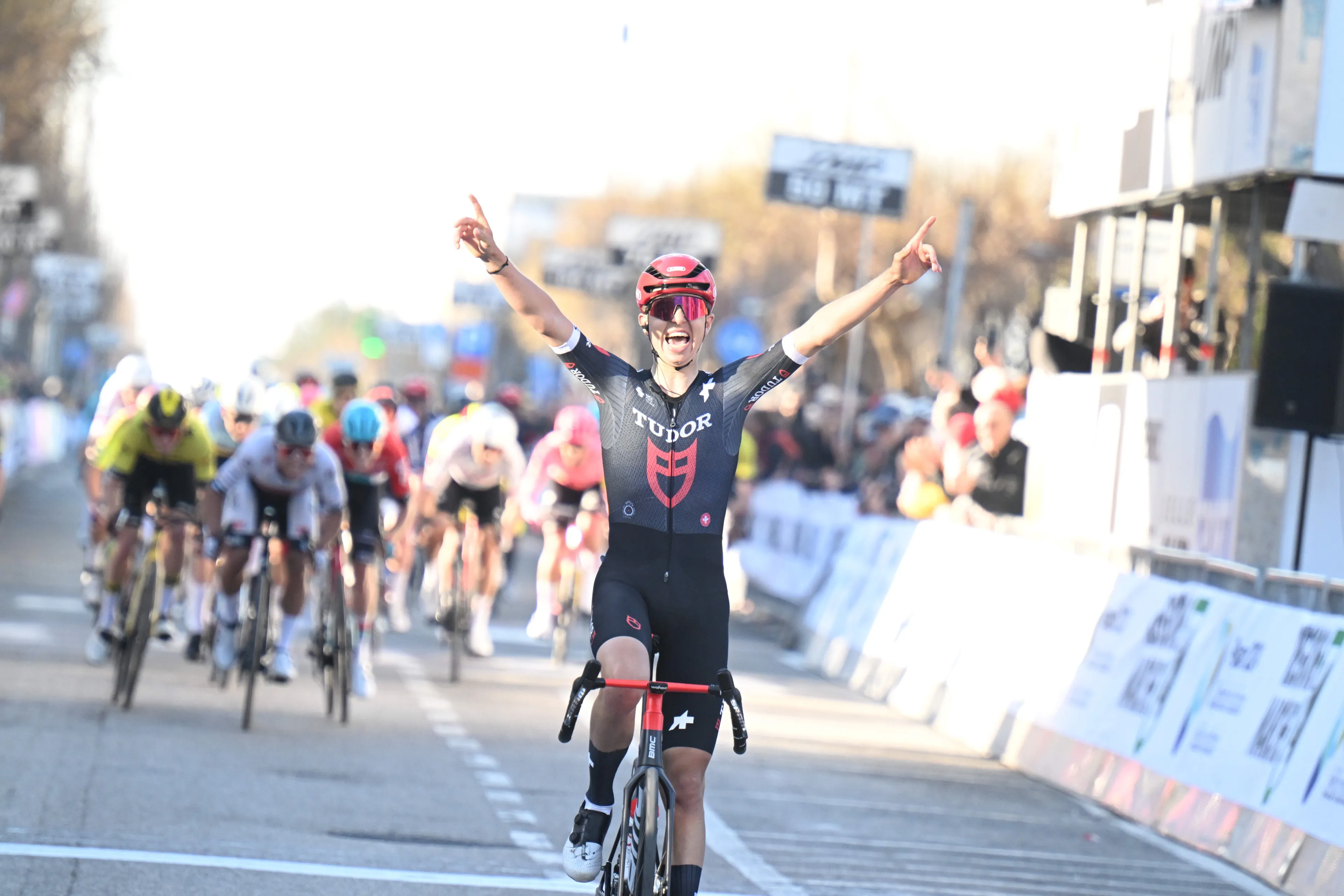 Voormalig DSM-toptalent Brenner verrast peloton met late uitval in Coppi e Bartali, Bouwman vierde