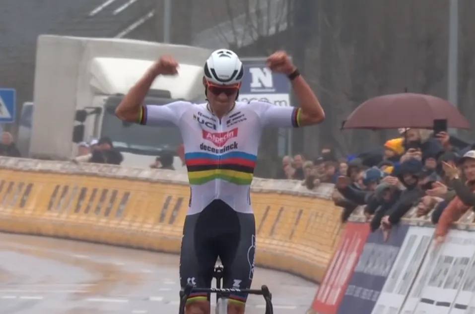 Op intuïtie koersende Van der Poel wint eerste clash met Van Aert: 'Hij koerste defensief, dat vond ik jammer'