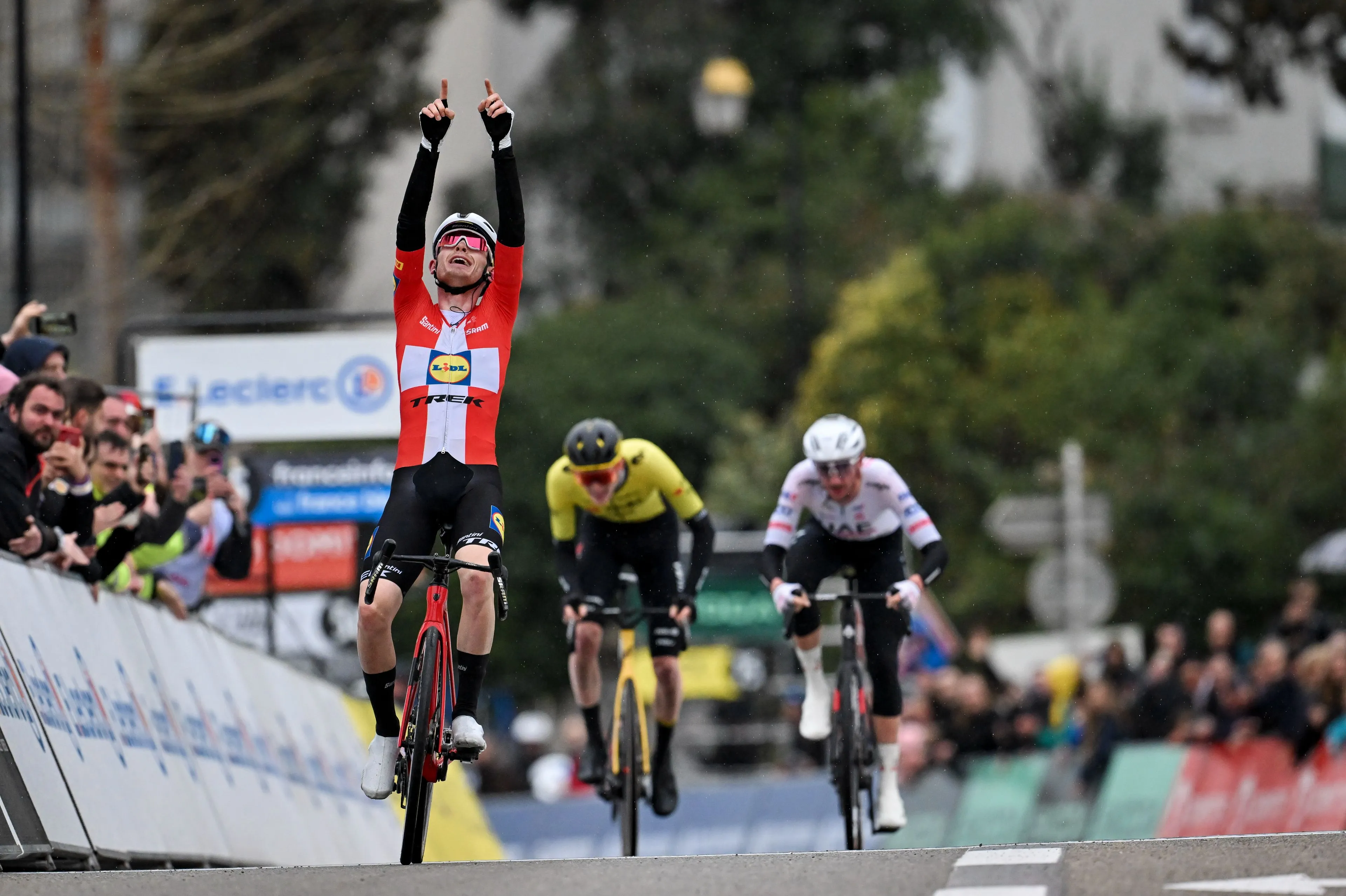 Evenepoel en Roglic zien Skjelmose winnen en ook Jorgenson en McNulty stevig tijd pakken in Parijs-Nice