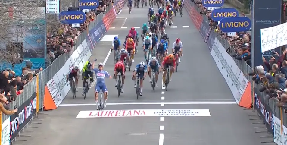 Merlier komt veel te vroeg op kop en ziet Philipsen naar zege sprinten in Tirreno-Adriatico: Girmay derde