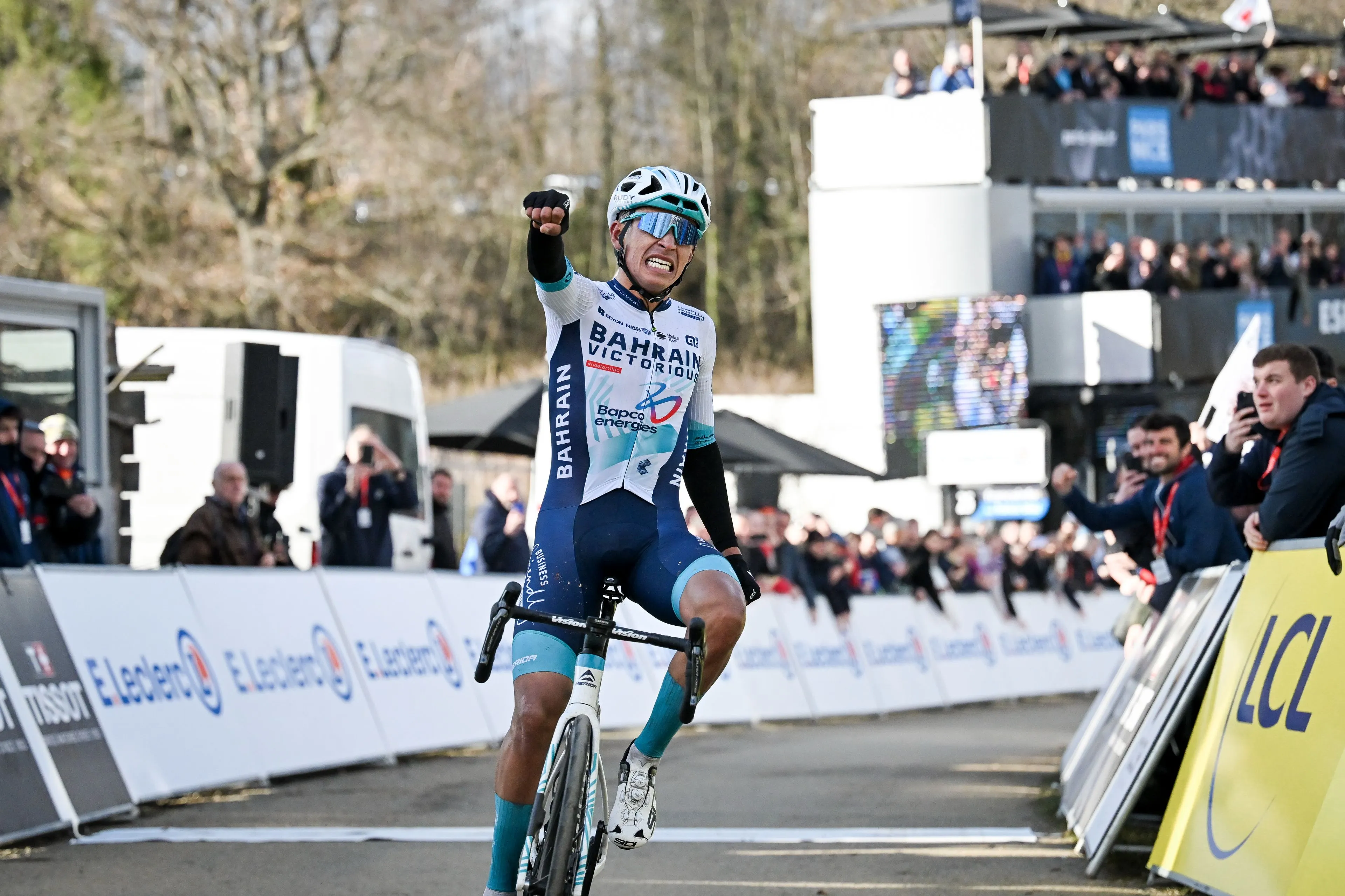 Brutale Buitrago zegeviert op Mont Brouilly, Plapp pakt gele trui en Evenepoel oogt zeer sterk