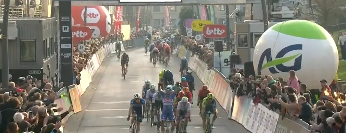 Philipsen etaleert bloedvorm in Classic Brugge De Panne en klopt Merlier en Van Poppel aan Belgische kust