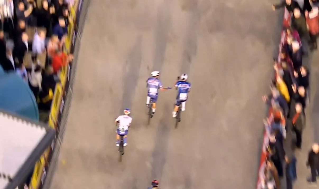 Philipsen en Merlier vliegen elkaar in de haren na hectische sprint: 'Jasper en ik vlogen net niet over de vangrail'